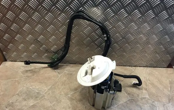 Mercedes-Benz E C207 W207 Fuel injection high pressure pump A2044702294