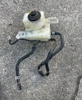 Toyota Prius+ (ZVW40) Brake fluid reservoir 