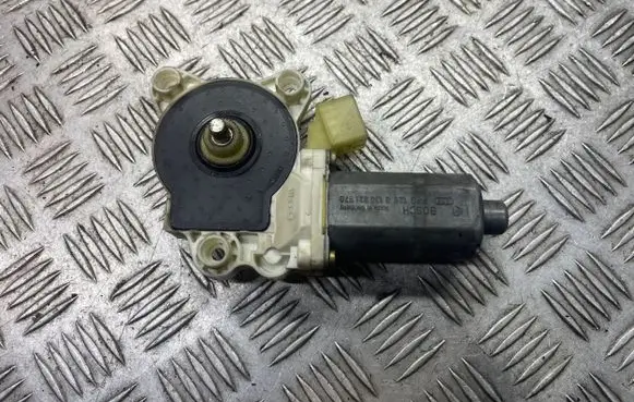 Mercedes-Benz E W211 Front door window regulator motor 0130821970