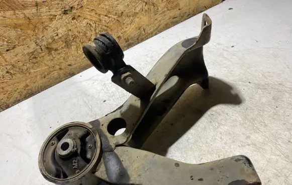Citroen C-Crosser Engine mount bracket