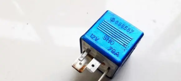 Volkswagen PASSAT B5 Other relay 8A0951253