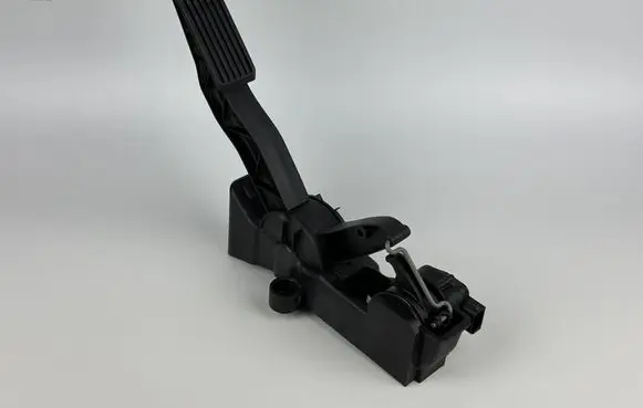 Mercedes-Benz B W245 Accelerator throttle pedal A1693000904 91736020 000115