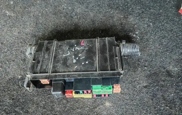 Nissan Juke I F15 Fuse module 24382EW70B