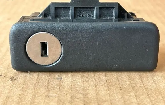 Toyota Avensis T250 Glove box lock 5556335010