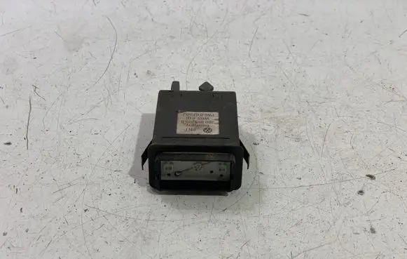 Volkswagen PASSAT B5 Hazard light switch 3B0953235B