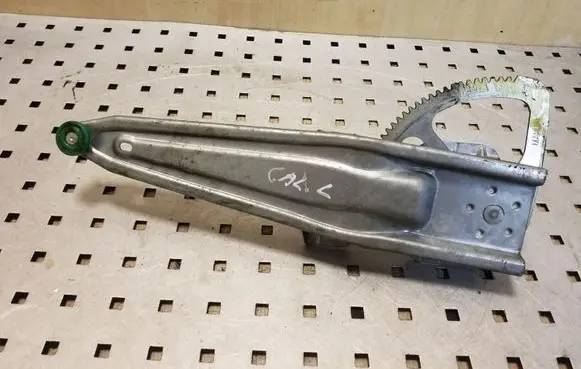 Rear door manual window regulator