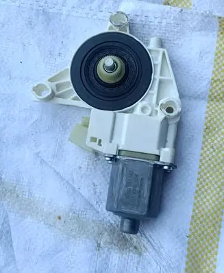 Mercedes-Benz C W204 Front door window regulator motor A2048200142