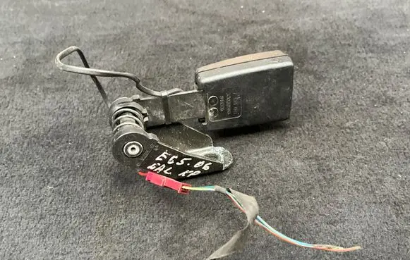 BMW 7 E65 E66 Rear seatbelt buckle 33039583