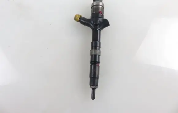 Toyota Avensis T250 Fuel injector 236700G010
