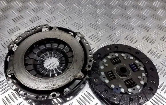 Suzuki Swift I Clutch pressure plate 319011010