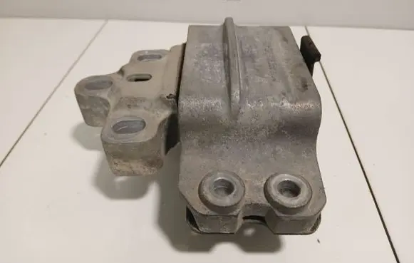 Volkswagen PASSAT B6 Engine mount bracket