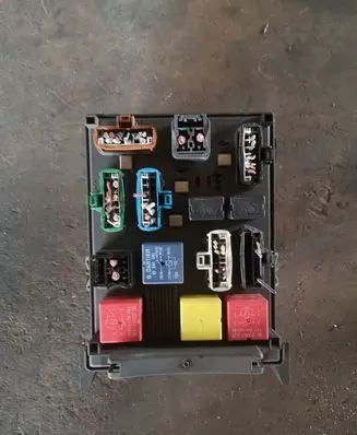 Renault Laguna II Fuse module 8200004201E
