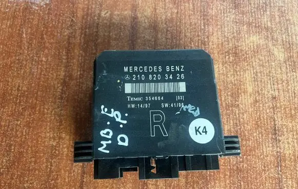 Mercedes-Benz E W210 Door control unit/module 2108203426 354664