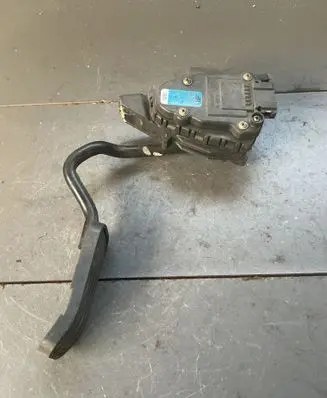 Accelerator throttle pedal