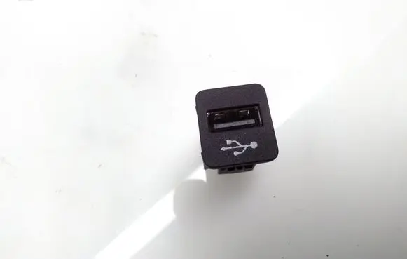 BMW 3 G20 G21 USB socket connector 9229294 8410922929402 74558010
