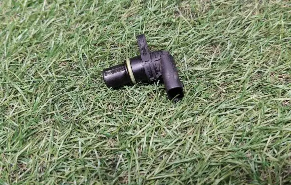 Volkswagen Jetta VI Camshaft position sensor 04C907601A