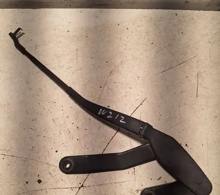 Front wiper blade arm