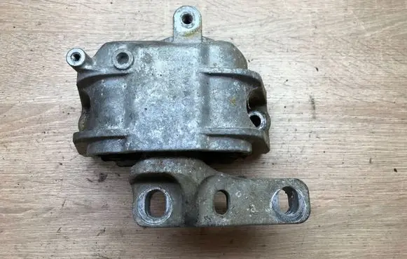 Volkswagen Touran I Engine mount bracket 1K0199262