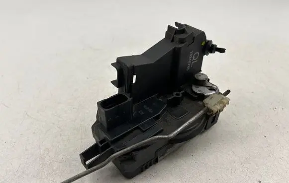 Opel Vectra B Front door lock 13210765