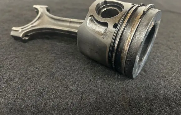 Land Rover Range Rover Evoque L538 Piston with connecting rod 224DT