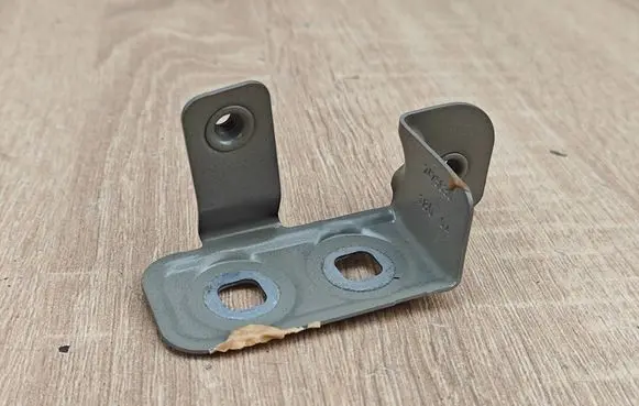 BMW 8 G16 Fender mounting bracket 7475630
