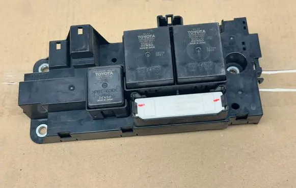 Toyota Auris E180 Relay mounting block G92Z133011