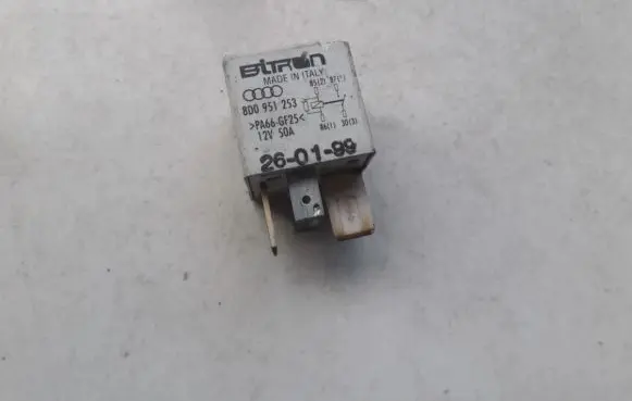 Volkswagen PASSAT B5 Other relay 8d0951253