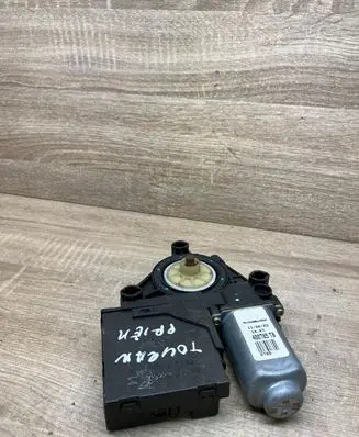 Volkswagen Touran I Front door window regulator motor 1K0959702B 1K0959792A