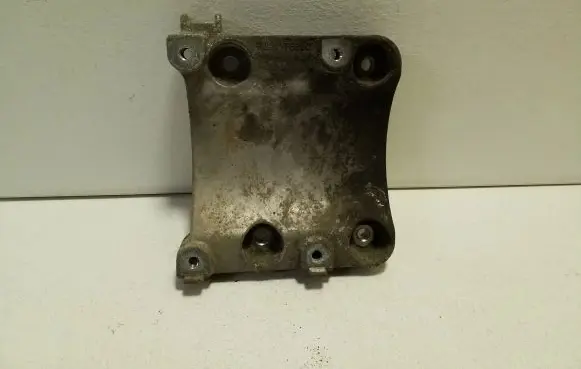 Honda CR-V A/C compressor mount bracket 