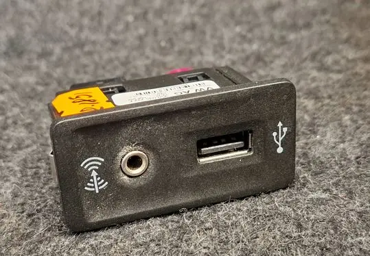 Volkswagen Jetta VI USB socket connector 5G0035222F