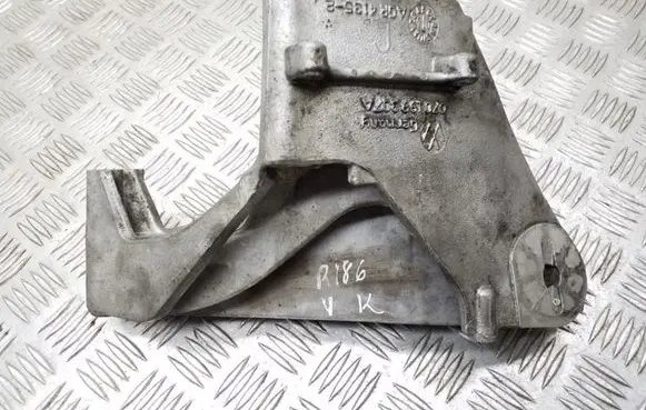 Volkswagen Touareg I Engine mounting bracket 070199307A