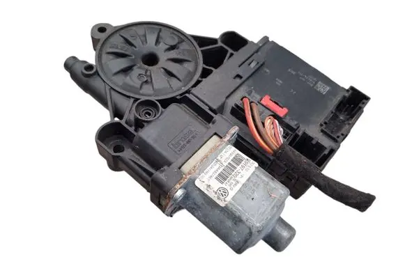 Volkswagen PASSAT B7 Front door window regulator motor 3AA959702A 99197320 3AA837461
