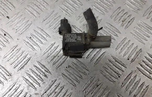 Toyota Corolla E120 E130 Vacuum valve 136200-2580