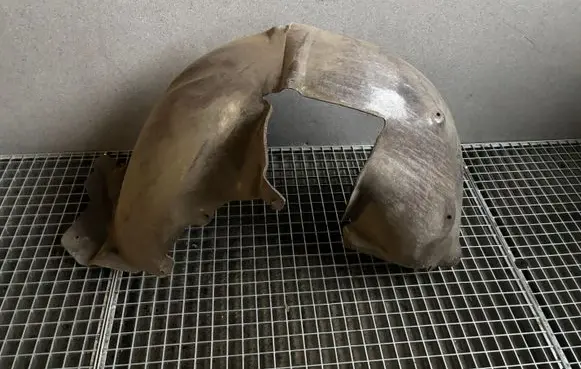 Front wheel arch liner splash guards