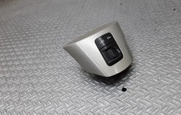 Opel Corsa D Steering wheel buttons/switches 13222330