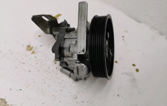 BMW 5 E60 E61 Power steering pump 6766190