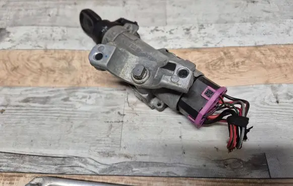 Volkswagen Fox Ignition lock 4B0905851 4B0905851N
