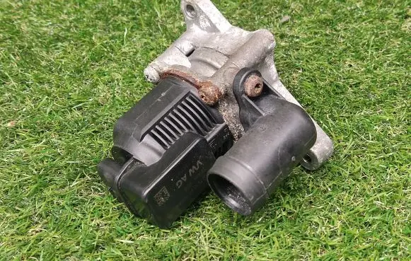 Volkswagen Jetta VI EGR valve 04E131097D 70151047