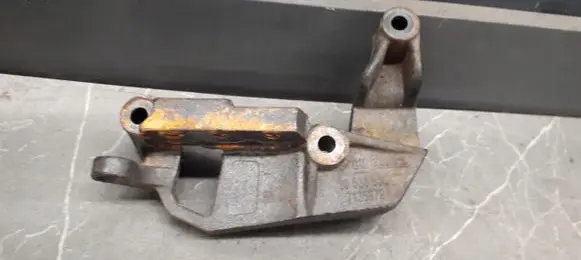 Opel Zafira A Radiator mount bracket 90538558