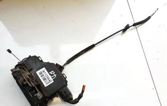 Volkswagen PASSAT B5 Front door lock 