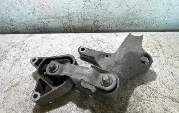 Mercedes-Benz A W176 Engine mount bracket A2462401309