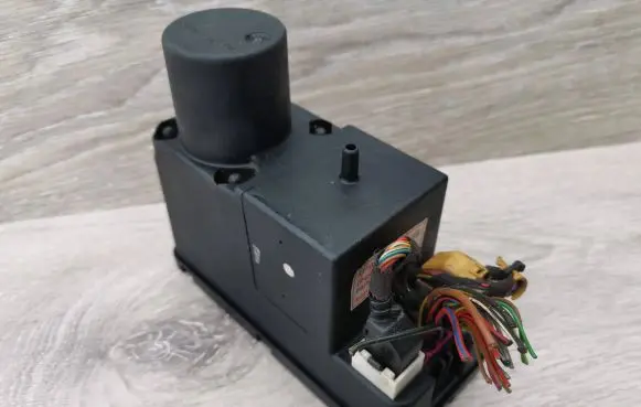 Audi A4 S4 B5 8D Central locking vacuum pump 4A0862257J