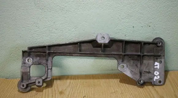 Volkswagen Touran I Engine mounting bracket 03G131159