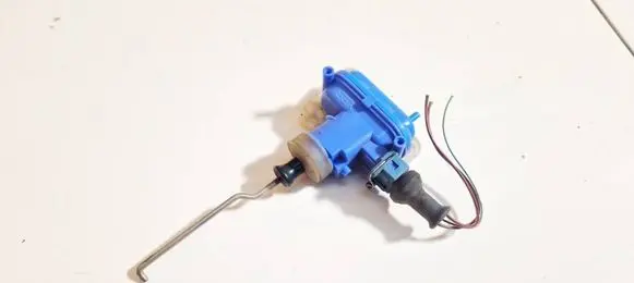 Audi 80 90 S2 B4 Central locking vacuum pump 893862123