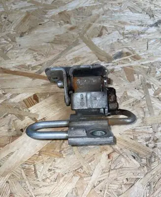 Volkswagen Bora Front door lower hinge 4b0831411b