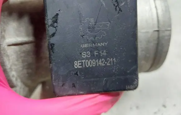 Audi A4 S4 B5 8D Mass air flow meter 8ET009142211 S3E14