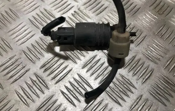 Skoda Octavia Mk1 (1U) Windscreen/windshield washer pump 1j0973722 3764396