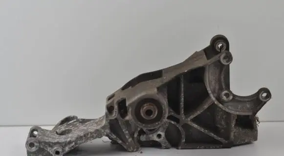 Volkswagen PASSAT B5 Generator/alternator bracket 038903143AE