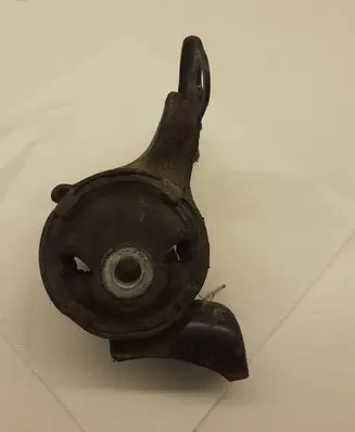 Honda FR-V Engine mount bracket