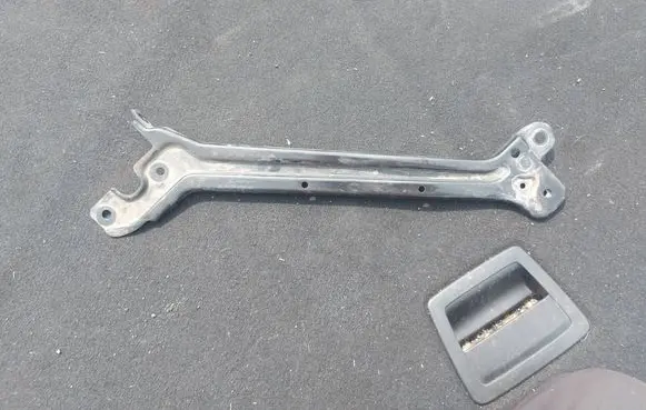 Headlight/headlamp mounting bracket